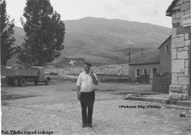 pok. Pilidza ispred zadruge